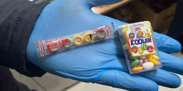 Okul kantini denetleyen zabıta son kullanama tarihi geçmiş ürünlere el koydu