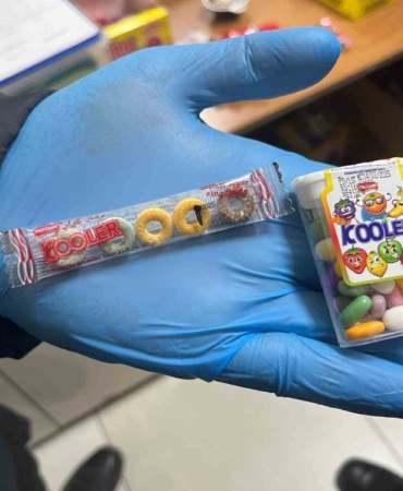 Okul kantini denetleyen zabıta son kullanama tarihi geçmiş ürünlere el koydu