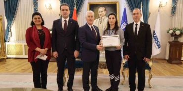 Örnek güvenlik görevlisine Başkan Bozbey’den tebrik