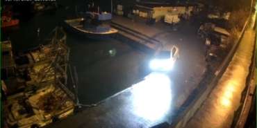 Sarıyer’de aynı yerde aynı şekilde ikinci kez bir araç mendirekte asılı kaldı. O anlar kamerada