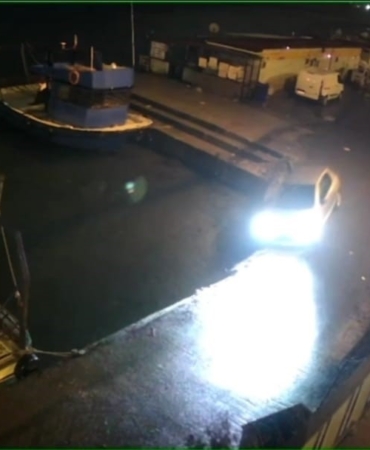 Sarıyer’de aynı yerde aynı şekilde ikinci kez bir araç mendirekte asılı kaldı. O anlar kamerada