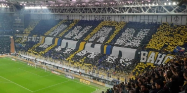 Sarı-lacivertli taraftarlardan ‘İnan Fenerbahçe’ yazılı koreografi