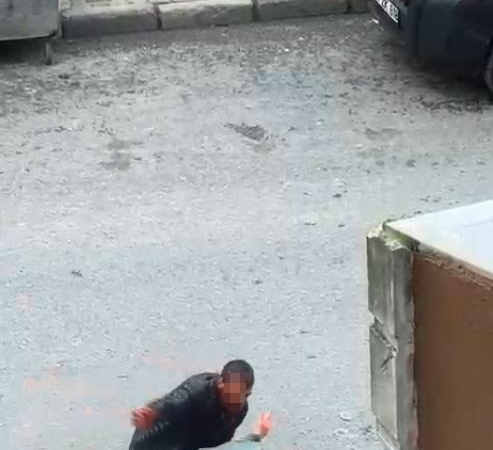 Boşanma aşamasında olduğu eşinin sevgilisine sokakta bıçakla saldırdı