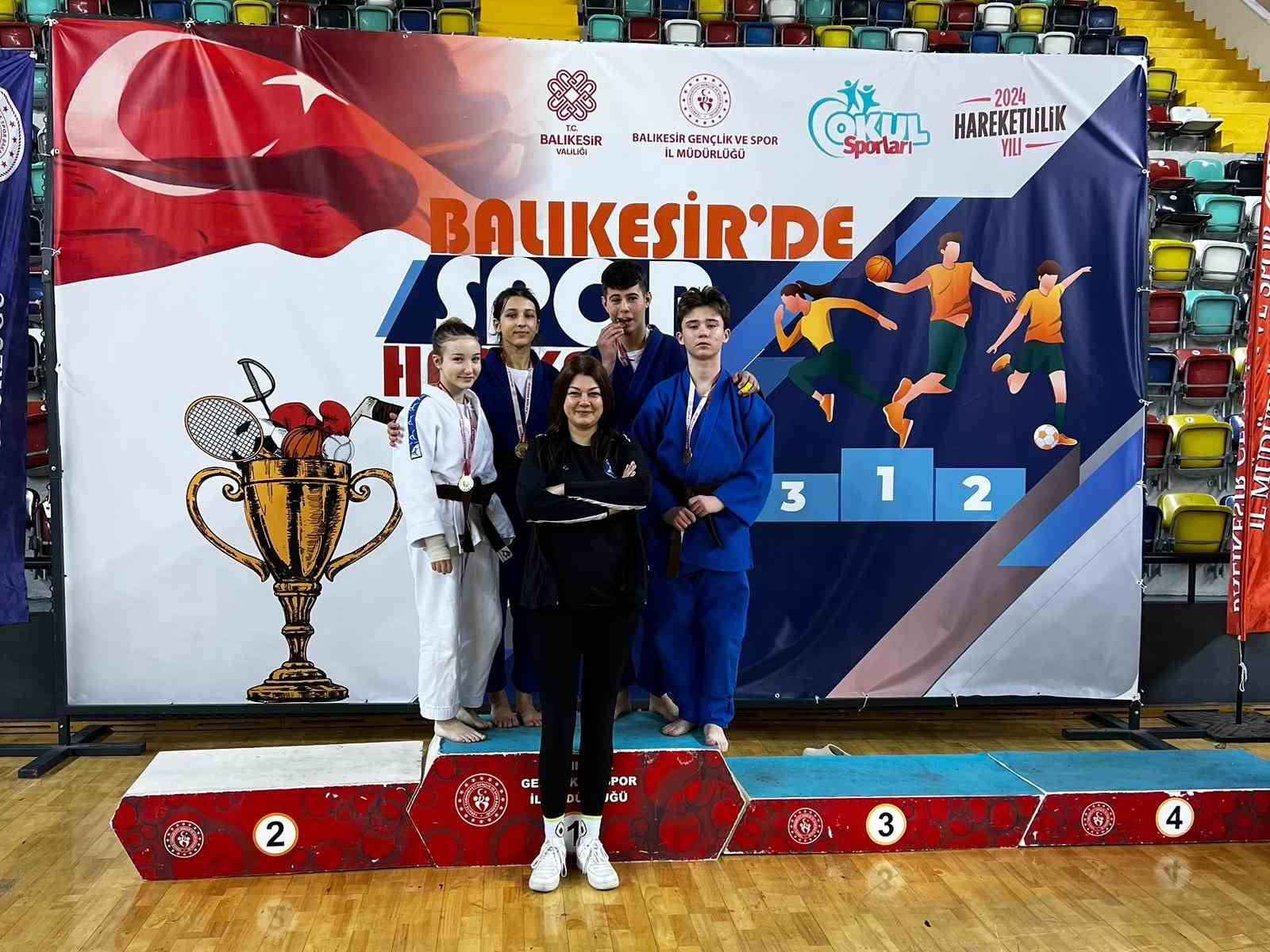 Balıkesir Büyükşehir’in sporcuları güreş ve judoda 18 madalya topladı