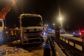 Büyükçekmece TEM Otoyolu’nda tır devrildi: 1 yaralı