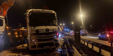 Büyükçekmece TEM Otoyolu’nda tır devrildi: 1 yaralı