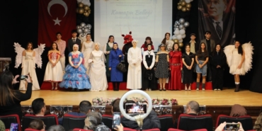 Lise öğrencileri atık malzemelerden hazırladıkları kıyafetlerle podyuma çıktı