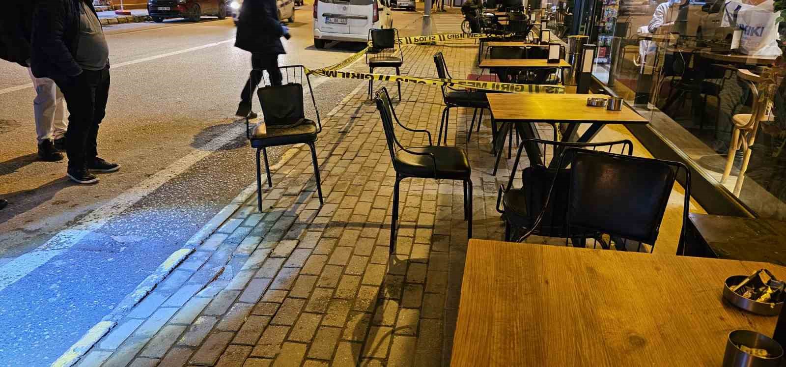 Kafede birlikte oturduğu genci, silahla vurarak kayıplara karıştı