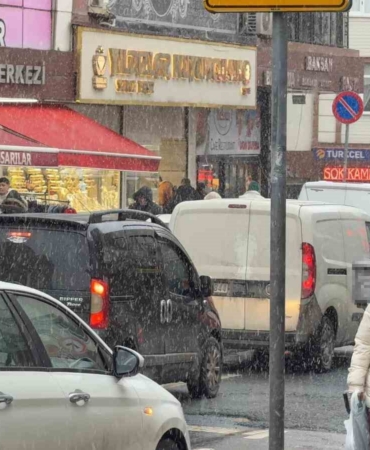 Arnavutköy’de kar yağışı etkili olmaya devam ediyor