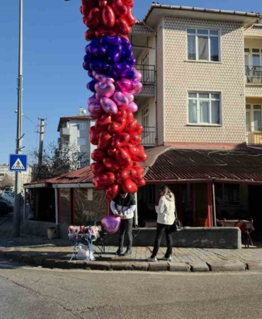 Edirne’de Sevgililer Günü kalpli balon satıcılarına yaradı
