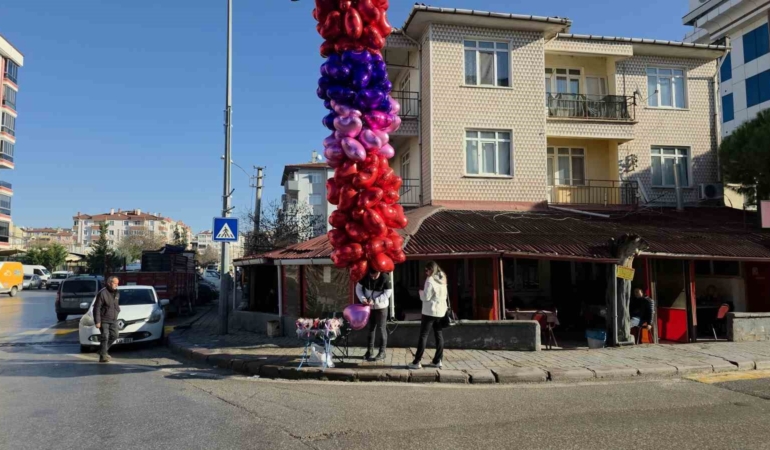 Edirne’de Sevgililer Günü kalpli balon satıcılarına yaradı