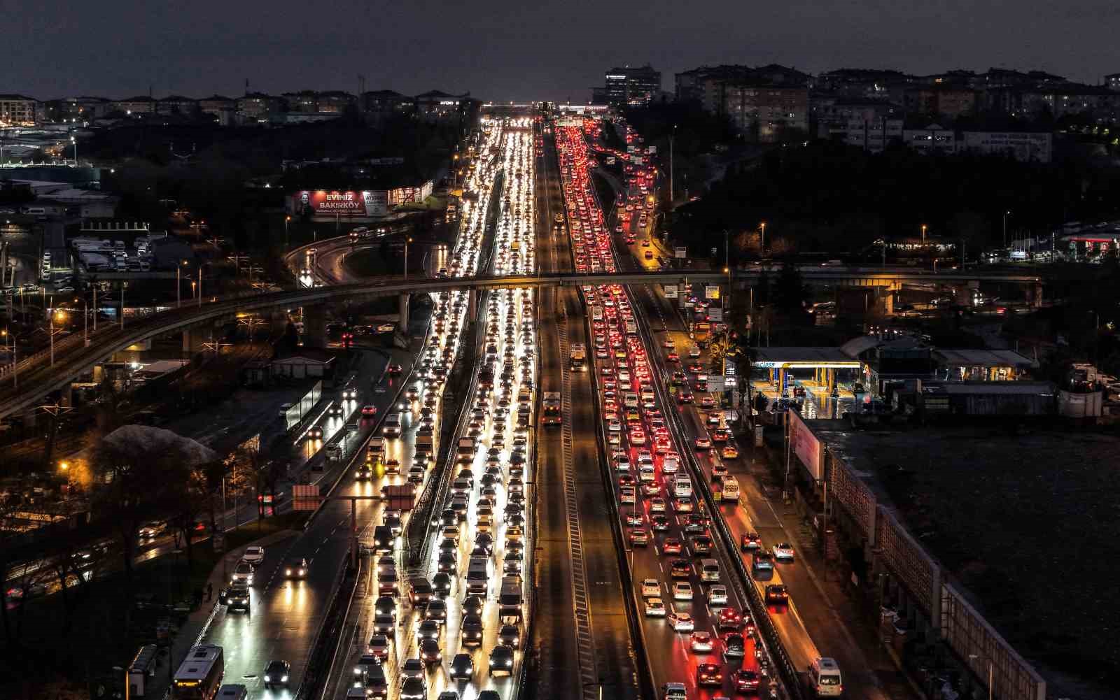 İstanbul trafiği ’ara tatil’ dinlemedi