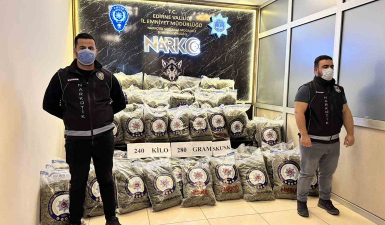 Edirne’de ele geçirilen uyuşturucu maddeler sergilendi