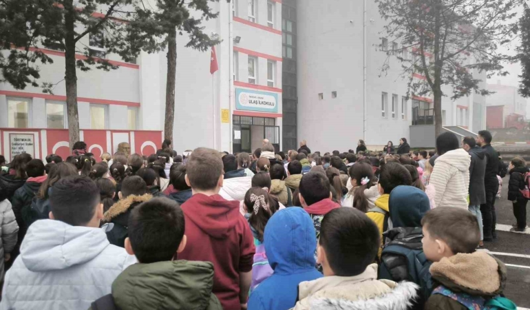 Tekirdağ’da okullarda 6 Şubat depremleri için saygı duruşu