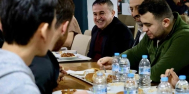 İl Müdürü Ramazan Demir öğrencilere yemek dağıttı