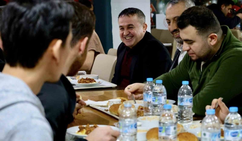 İl Müdürü Ramazan Demir öğrencilere yemek dağıttı