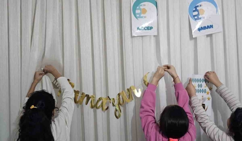 Koruma altındaki çocuklar evlerini Ramazan ayı için süsledi