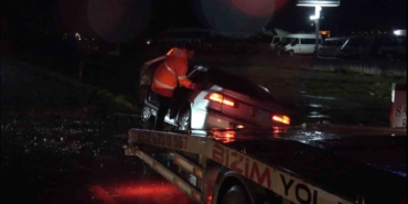 Balıkesir’de otomobilin çarptığı direk devrildi