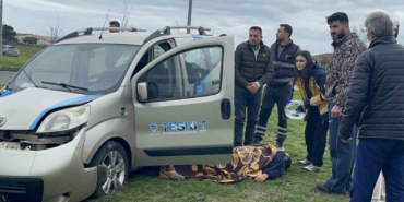 Dönel kavşakta direğe çarpan aracın sürücüsü yaralandı