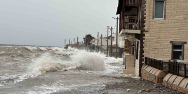 Ayvacık’ta kara ile deniz birleşti