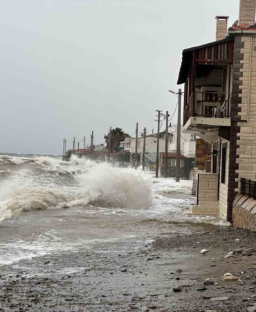 Ayvacık’ta kara ile deniz birleşti