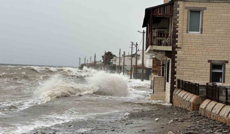Ayvacık’ta kara ile deniz birleşti