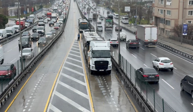 Avcılar’da iki metrobüs çarpıştı: 4 yaralı