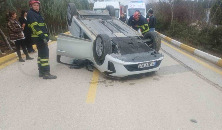 Bilecik’te takla atan araçtan burnu bile kanamadan çıktı