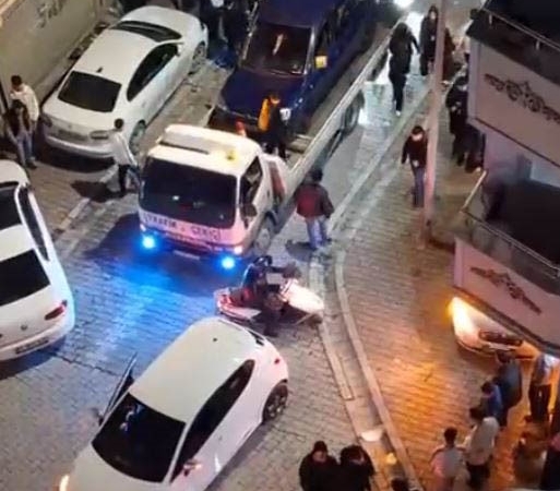 Ses sistemli araç yükledikleri çakarlı çekiciyle trafiği felç eden magandalar kamerada