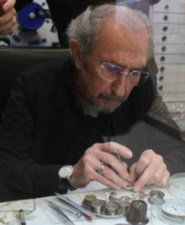 Okuldan vazgeçti, ömrünü akrep ve yelkovana adadı