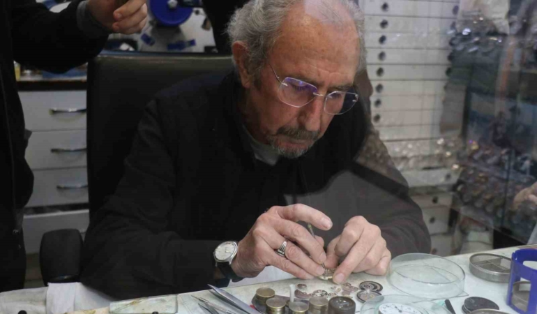 Okuldan vazgeçti, ömrünü akrep ve yelkovana adadı
