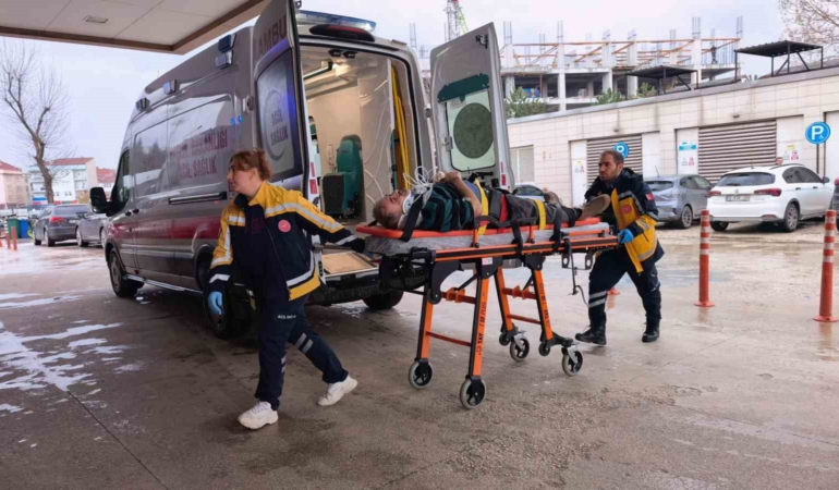 Bursa’da servis minibüsünden inen sürücüye araç çarptı