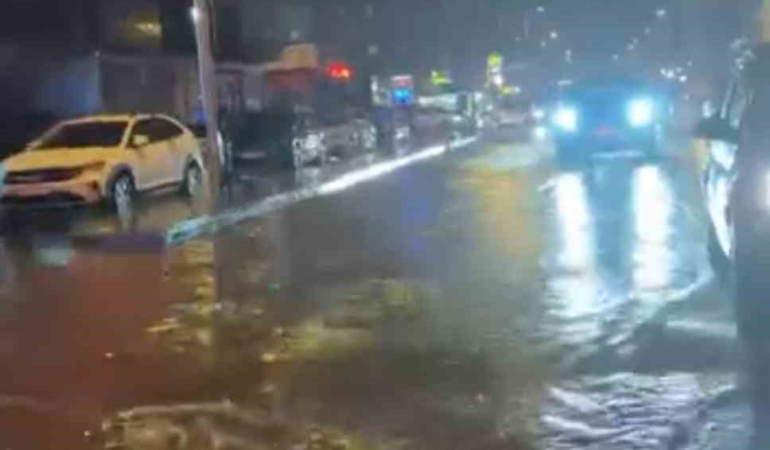 Maltepe’de aniden bastıran sağanak yağış caddeyi göle çevirdi