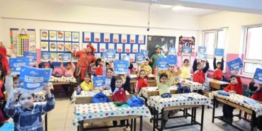 Öğrencilere çat kapı tiyatro sürprizi