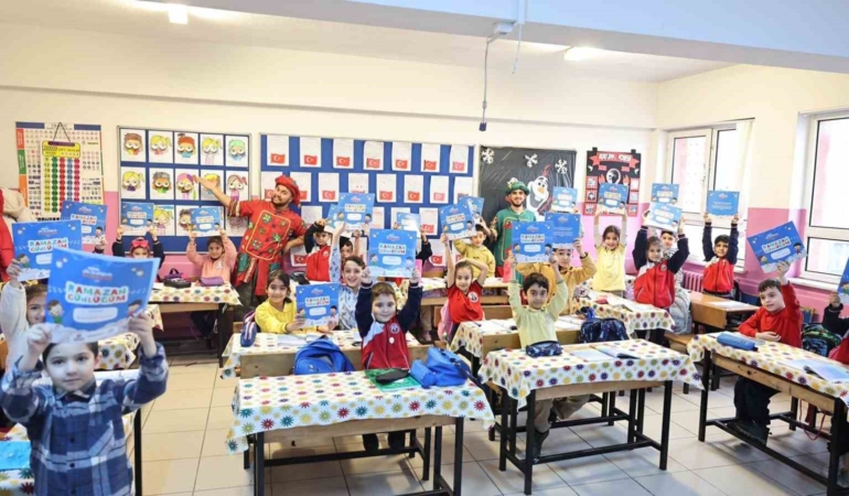 Öğrencilere çat kapı tiyatro sürprizi