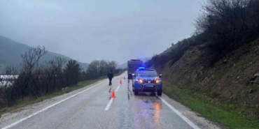 Bilecik’te arızalanan tır yolu tek şeride düşürdü