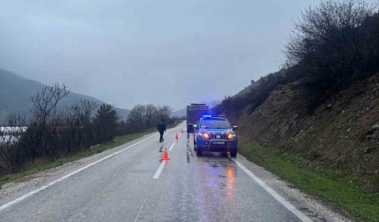 Bilecik’te arızalanan tır yolu tek şeride düşürdü