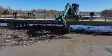 Taşkın nedeniyle kapanan tarihi köprü gözleri açılıyor