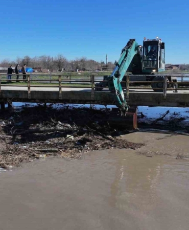 Taşkın nedeniyle kapanan tarihi köprü gözleri açılıyor