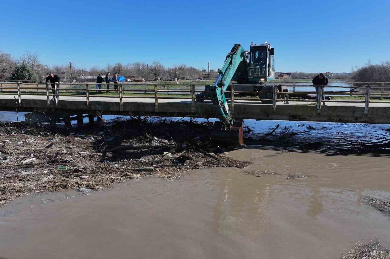 Taşkın nedeniyle kapanan tarihi köprü gözleri açılıyor
