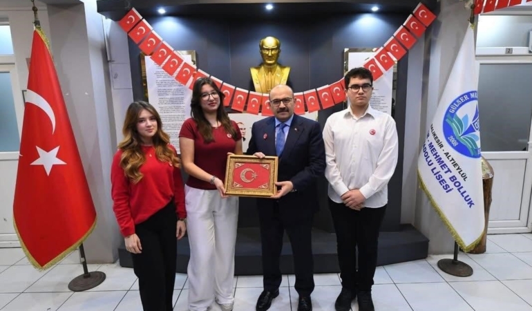Balıkesir’de eğitimde ikinci dönem, bayrak sevgisiyle başladı