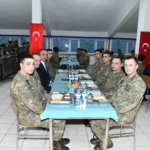 Kışlada askerlerle oruç açtılar