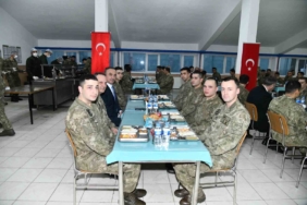 Kışlada askerlerle oruç açtılar