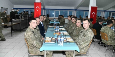 Kışlada askerlerle oruç açtılar
