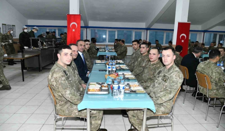 Kışlada askerlerle oruç açtılar