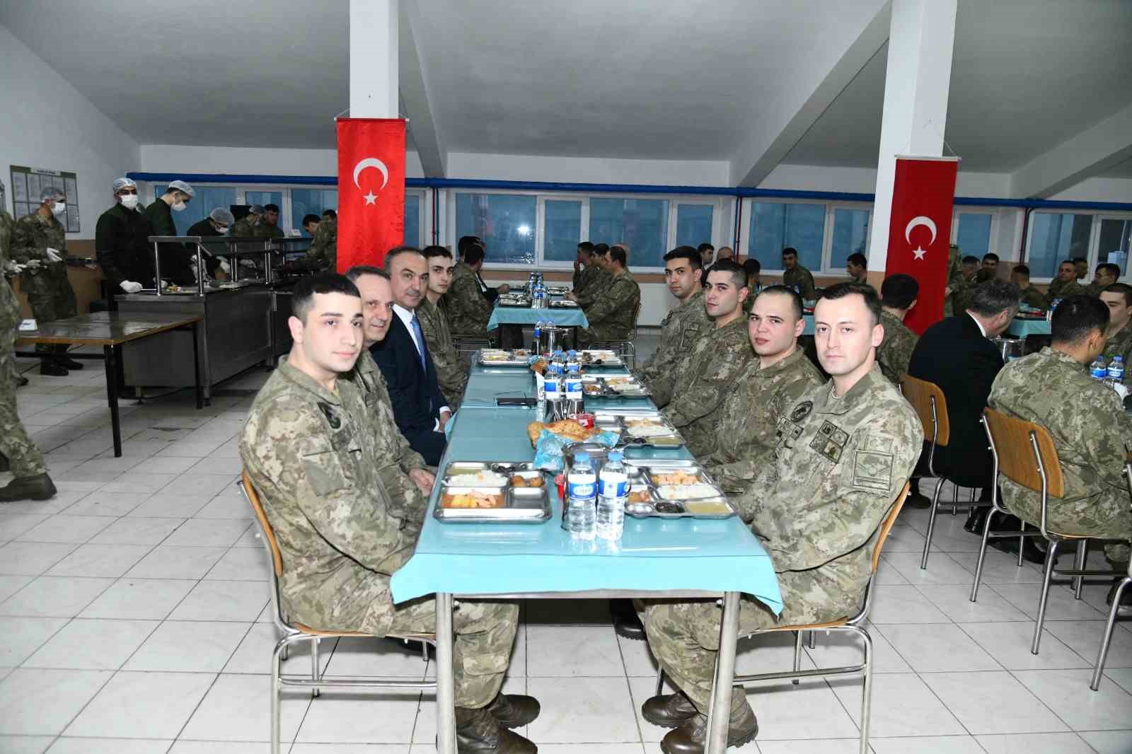 Kışlada askerlerle oruç açtılar