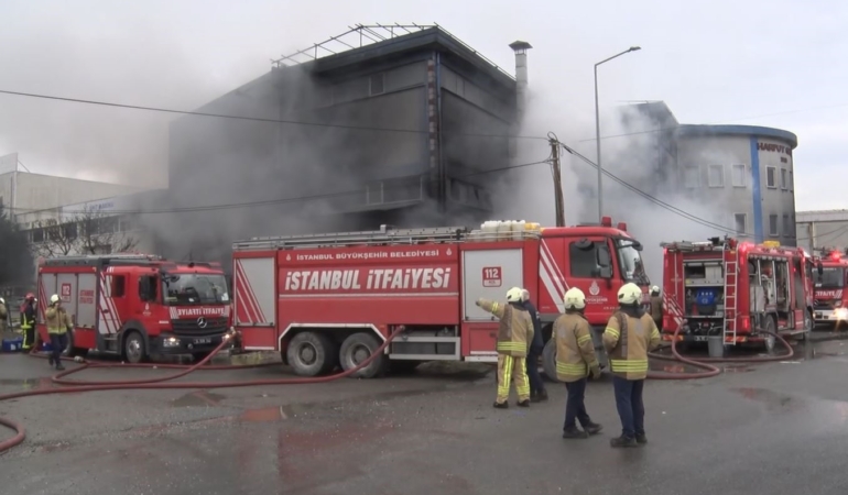 Silivri kablo ve inşaat malzemeleri üreten fabrikada çıkan yangın kontrol altına alındı