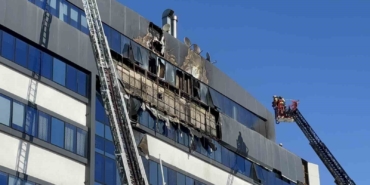 İş merkezinin dış cephesinde yangın çıktı