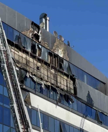 İş merkezinin dış cephesinde yangın çıktı