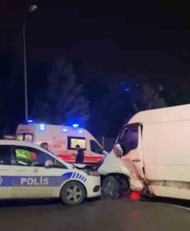 Sultanbeyli’de polis aracı ile otomobil çarpıştı: 3 yaralı